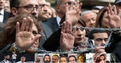 آلاف الأشخاص يطالبون بإطلاق سراح الصحفيين الأتراك المعتقلين