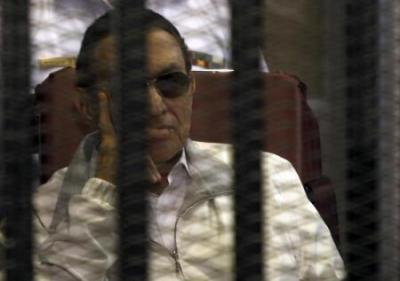 محكمة جنايات القاهرة تقضى ببراءة الرئيس المصرى الاسبق حسنى مبارك ونجليه في قضية قتل متظاهرين وتبرئه في قضية فساد