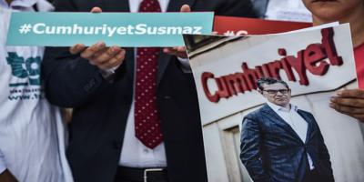 الغارديان تنتقد المحاكمات الصورية بحق الإعلاميين الأتراك