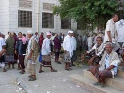 الحكومة اليمنية: تعتزم إحالة 20 ألف موظف إلى التقاعد البالغين احد الاجلين نهاية العام 2014م 