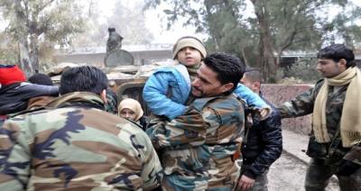الجيش العربي السوري يؤمن خروج ثلاثين عائلة لجأت إليه هرباً من إرهاب وجرائم التنظيمات التكفيرية في دوما 