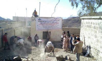 مؤسسة التنوير للتنمية تدشن مشروع بناء خزان لحصاد المياه بنجد الجماعي في إب