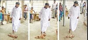 بالصور: داعشي يلعب الكرة بطفل رضيع رفضت عائلته ترك المسيحية