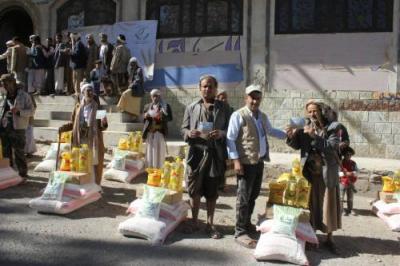 اتحاد نساء اليمن والأسرة المميزة يختتمان توزيع المساعدات الغذائية