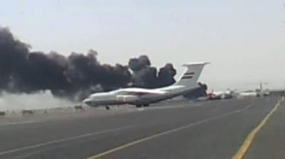طائرات العدوان السعودي استهدفت مطار صنعاء الدولي بأكثر من 20 غارة دمرن مدرج الإقلاع والهبوط للمطار واحتراق طائرة مدنية