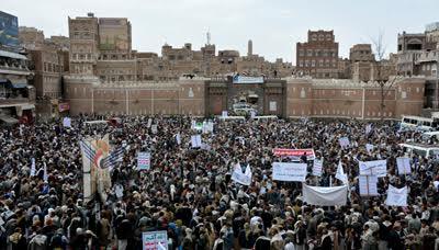 صنعاء تخرج بمسيرة حاشدة تفويضا للخيارات الاستراتيجية لصد العدوان السعودي "صور"