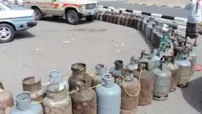 بدء توزيع مادة الغاز على معارض البيع في العاصمة صنعاء