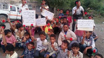 أطفال يشهرون ثورة "الورد واللؤلؤ" من أجل الوحدة والسلام والبناء