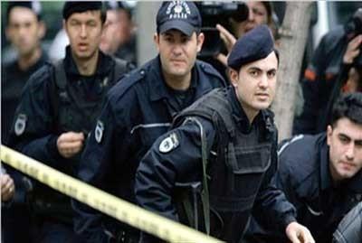 تركيا.. إيقاف 900 شرطي وأربعة من رؤساء الجامعات عن العمل