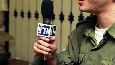 "سجل أنا عربي" على أمواج إذاعة الجيش الإسرائيلي