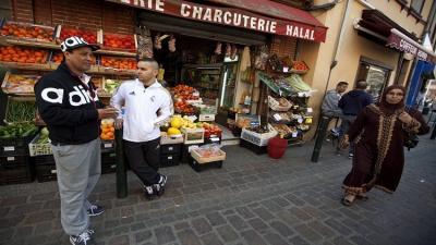 السلطات المحلية الفرنسية  تفرض الكحول والخنزير على "متاجر الحلال"!