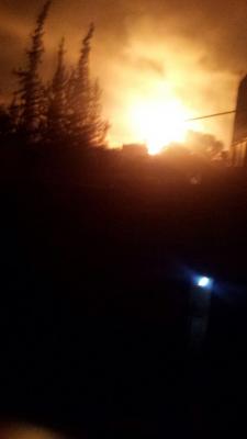  عاجل :  تصاعد النار  من التموين العسكري بعصر من جراء قصف طيران العدوان 