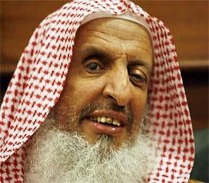 غياب مفتي السعودية عن “خطبة عرفة” يؤكد إصابته بالشلل بعد وصفه الشيعة ب”المجوس”