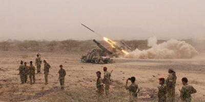 "الجيش اليمني يستهدف قاعدة اللموة السعودية في خميس مشيط بصاروخ باليستي